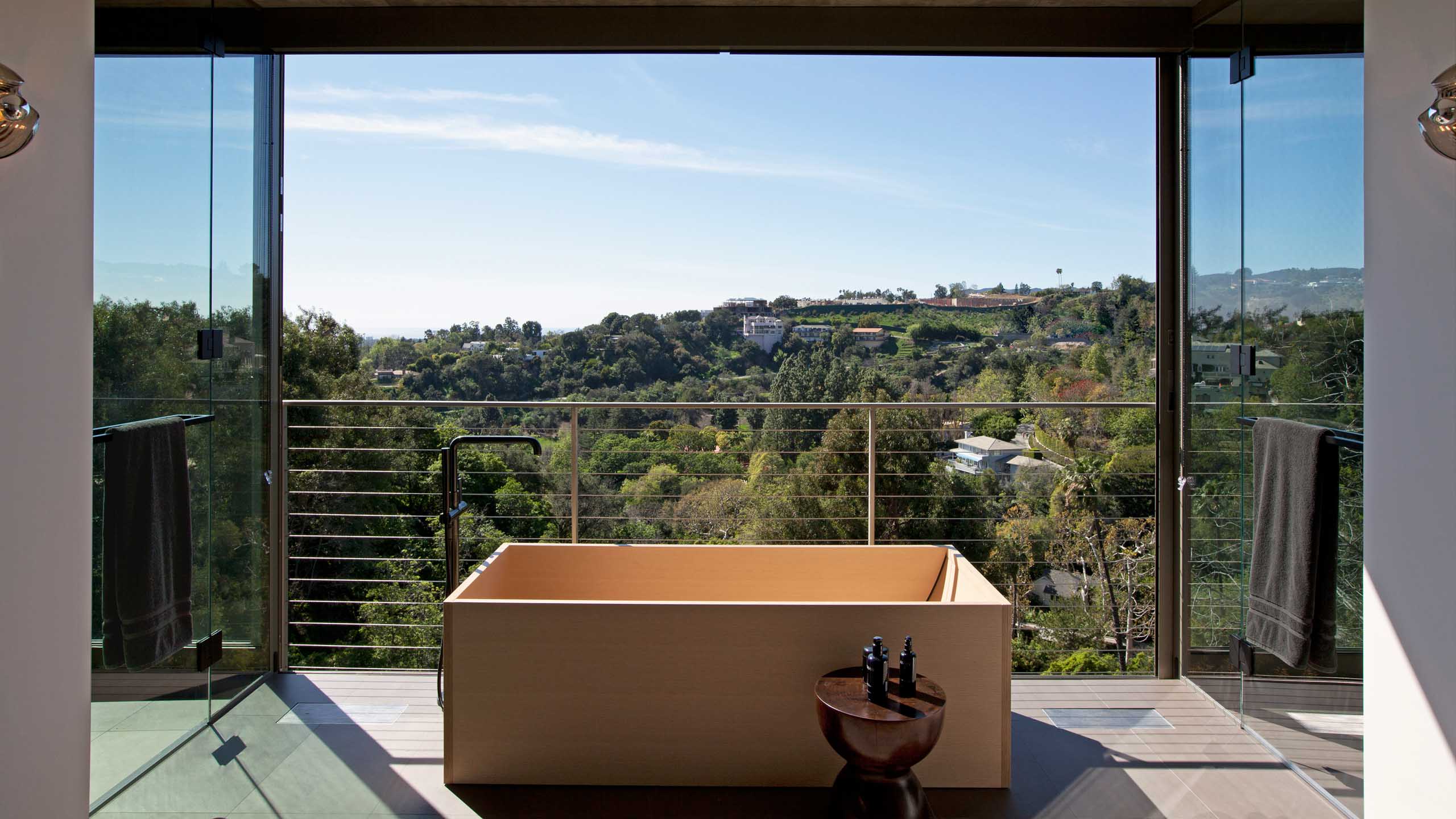 Bathtub on an outside deck with view to the mountains